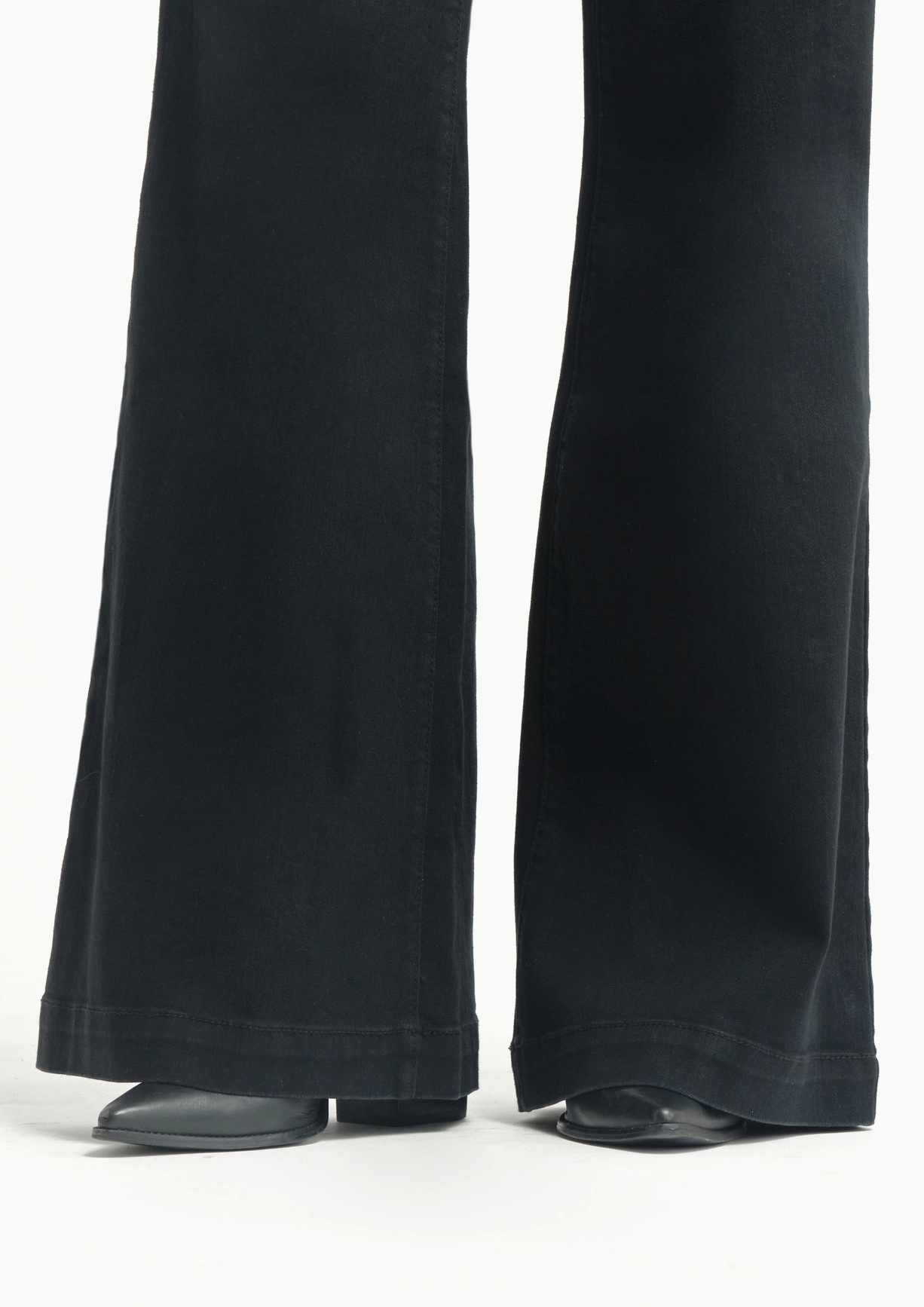 Relaxed Flare Jean w/ Patch Pockets in Black