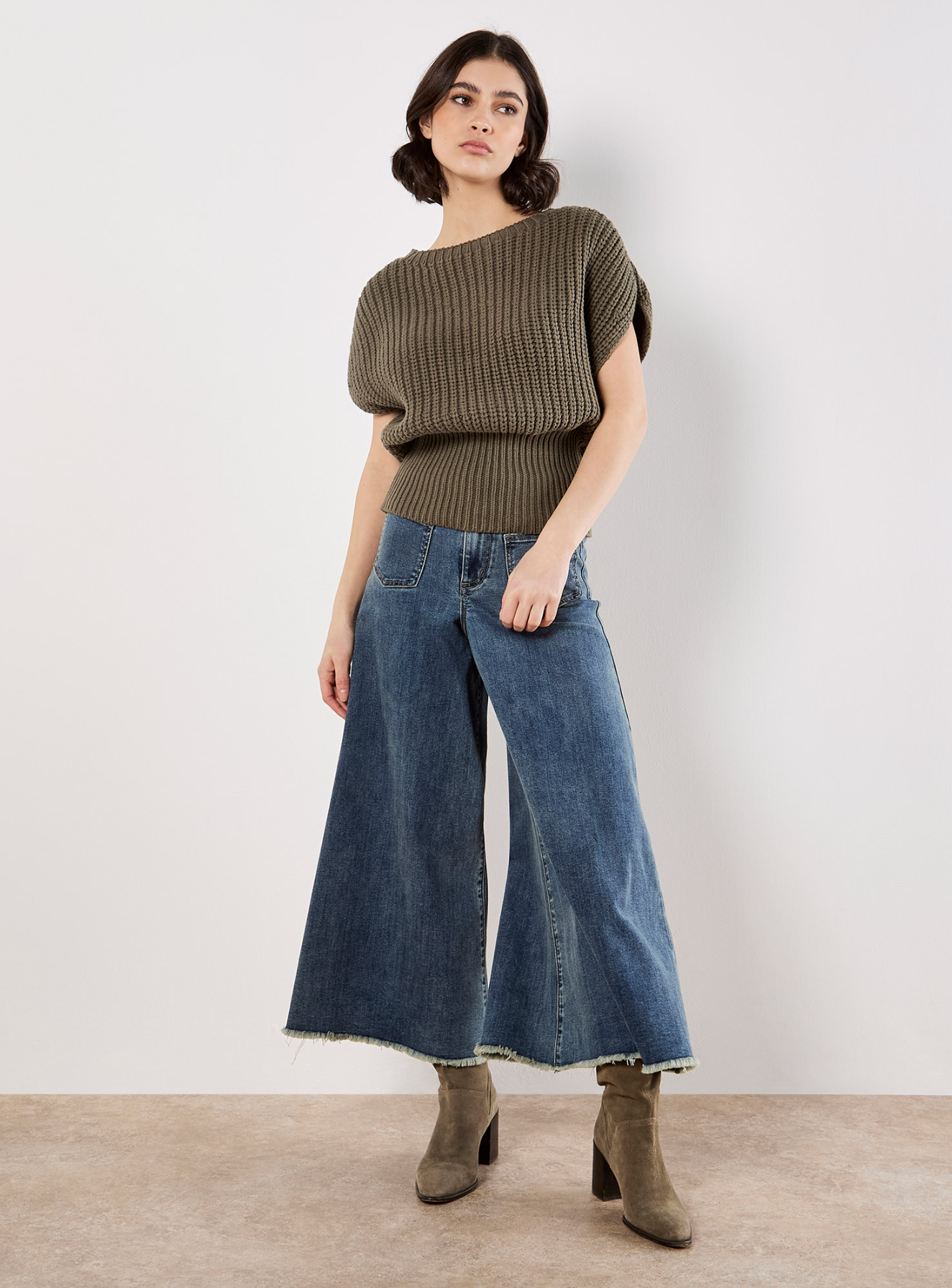 Chunky Knit Sleeveless Sweater (Khaki)