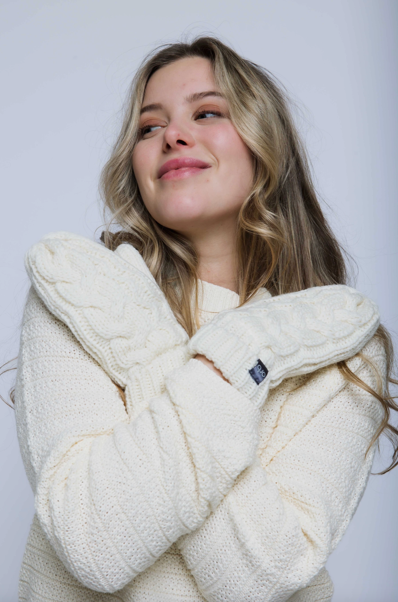 Marshmallow-Cabled Lined Mitts