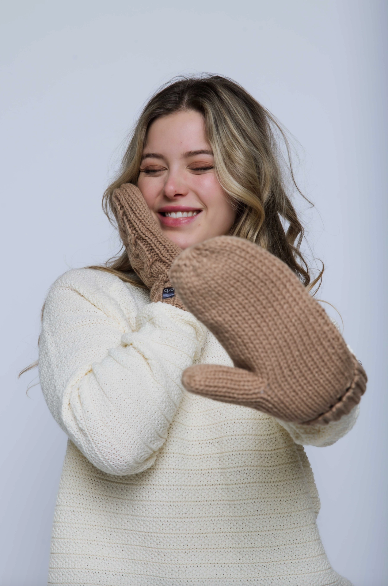 Marshmallow-Cabled Lined Mitts